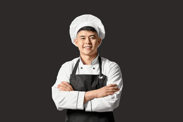 Przystojny Azjatycki Szef Kuchni Ciemnym Tle — Zdjęcie stockowe