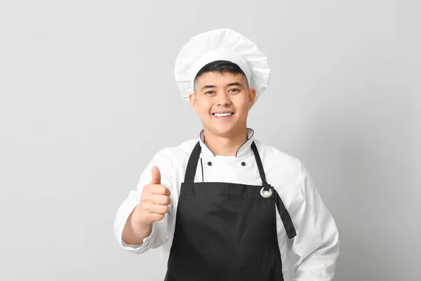 Schöner Asiatischer Koch Zeigt Daumen Hoch Geste Auf Grauem Hintergrund — Stockfoto