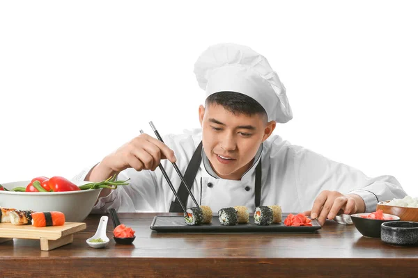 Bello Chef Asiatico Con Sushi Rotoli Sfondo Bianco — Foto Stock