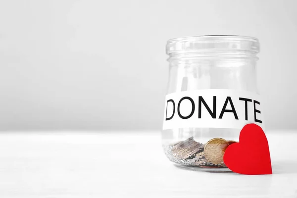 Glasgefäß Mit Münzen Und Rotem Herz Auf Dem Tisch Spendenkonzept — Stockfoto