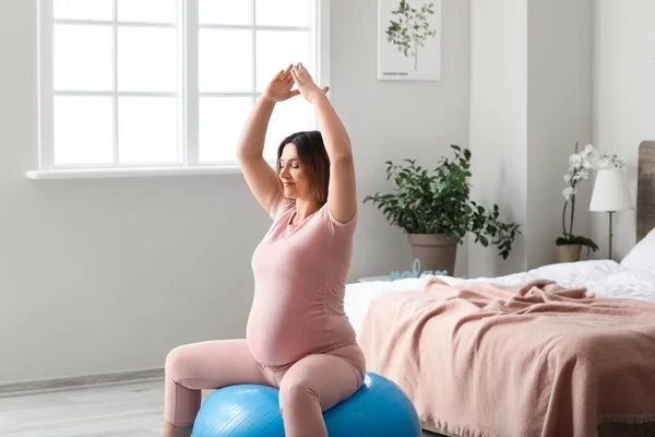 Jonge Zwangere Vrouw Training Thuis — Stockfoto