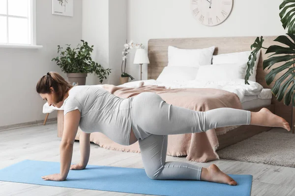 Jonge Zwangere Vrouw Beoefent Thuis Yoga — Stockfoto