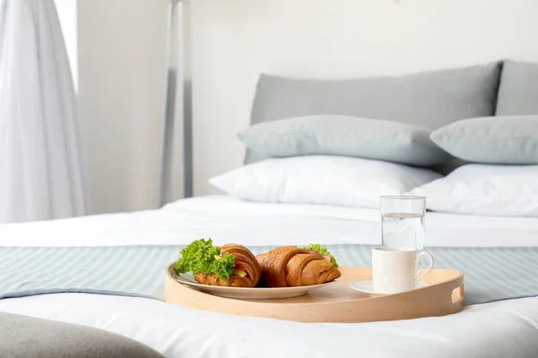 Tasty Breakfast Bed Hotel Room — Stock Photo, Image