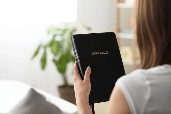 Mujer Joven Con Biblia Casa — Foto de Stock