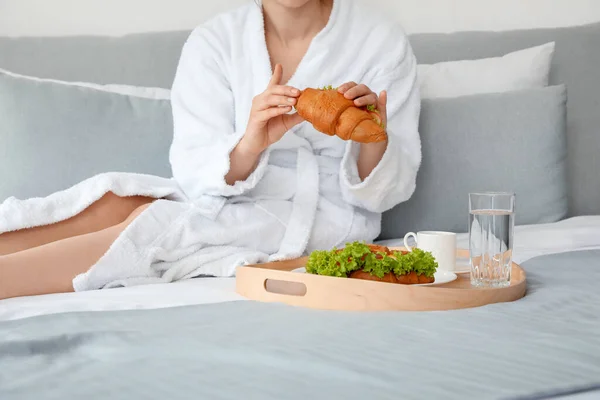 Junge Frau Frühstückt Auf Bett Hotelzimmer — Stockfoto