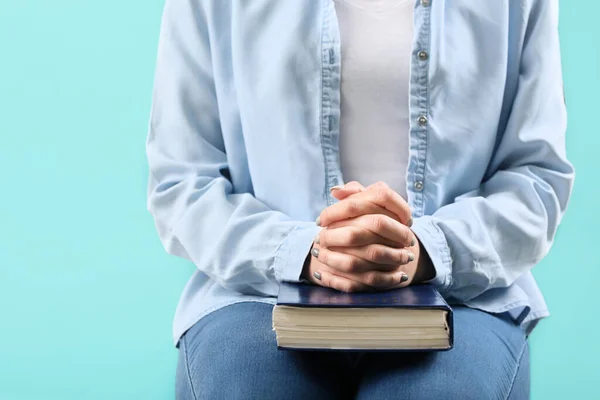 Mujer Joven Con Biblia Sobre Fondo Color — Foto de Stock