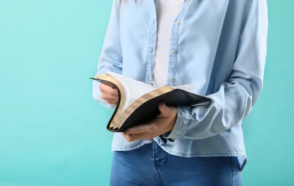 Молодая Женщина Библией Цветном Фоне — стоковое фото