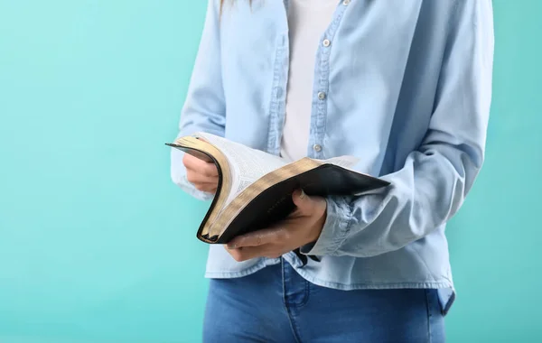 Mujer Joven Con Biblia Sobre Fondo Color — Foto de Stock