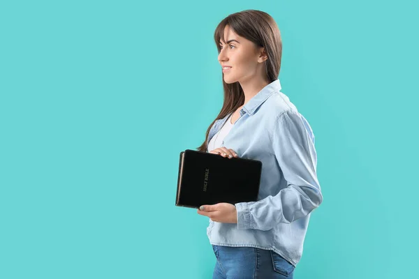 Mujer Joven Con Biblia Sobre Fondo Color — Foto de Stock