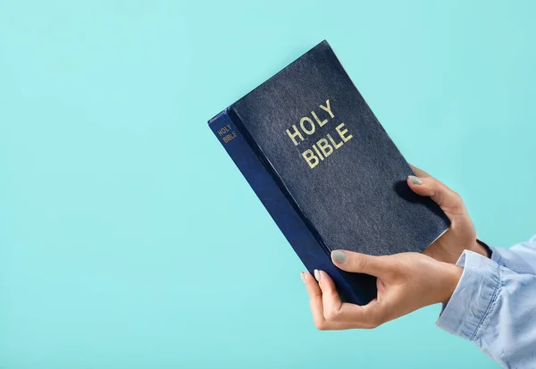 Mujer Joven Con Biblia Sobre Fondo Color —  Fotos de Stock