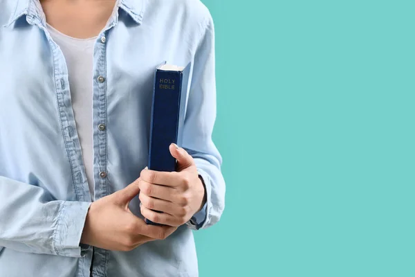 Mujer Joven Con Biblia Sobre Fondo Color — Foto de Stock