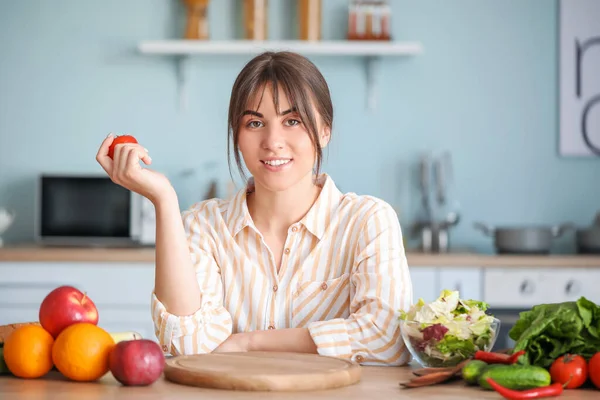 Hermosa Mujer Joven Con Productos Saludables Cocina —  Fotos de Stock