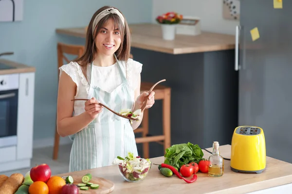 Belle Jeune Femme Faisant Une Salade Savoureuse Dans Cuisine — Photo