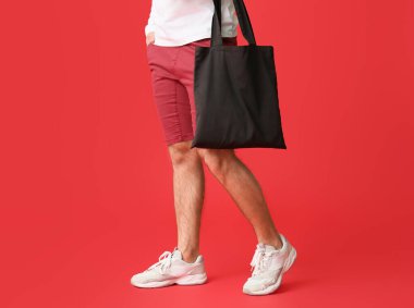 Eko çantalı genç bir adam.