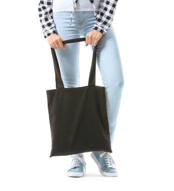 Beyaz arka planda çevre çantalı genç bir kadın.