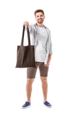 Beyaz arka planda çevre çantalı genç bir adam.