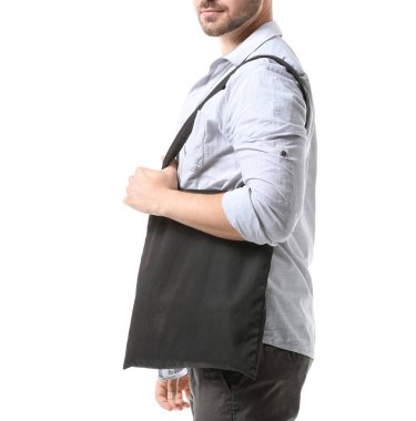 Beyaz arka planda çevre çantalı genç bir adam.