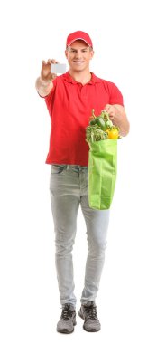 Paketinde yiyecek ve beyaz arka planda kartviziti olan bir teslimatçı.