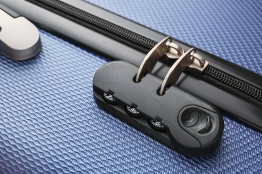 Kilitli bavul, yakın görünüm