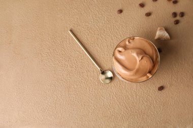 Renkli dalgona kahvesi.