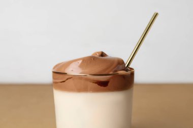 Masada bir bardak lezzetli dalgona kahvesi.