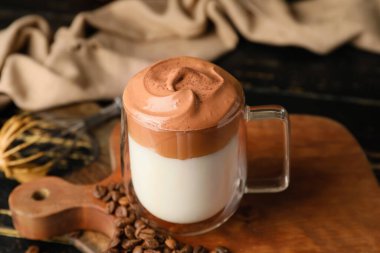 Masada bir bardak lezzetli dalgona kahvesi.