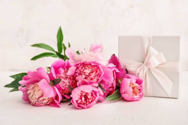 Güzel şakayık çiçekleri ve masadaki hediye