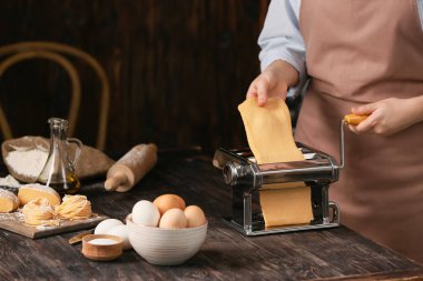 Mutfakta makarna hazırlayan kadın, yakın plan.