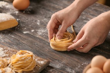 Mutfakta makarna hazırlayan kadın, yakın plan.