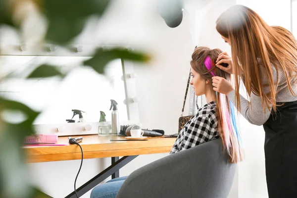 Friseur Arbeitet Mit Junger Frau Schönheitssalon — Stockfoto