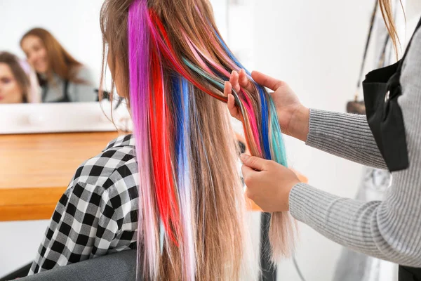 Friseur Arbeitet Mit Junger Frau Schönheitssalon — Stockfoto