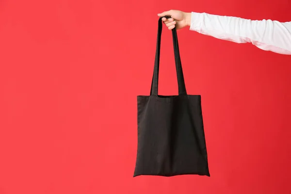 Mano Masculina Con Bolsa Ecológica Sobre Fondo Color — Foto de Stock