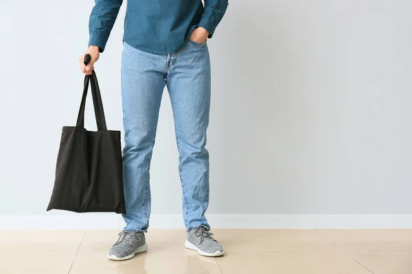 Joven Con Bolsa Ecológica Contra Pared Luz —  Fotos de Stock