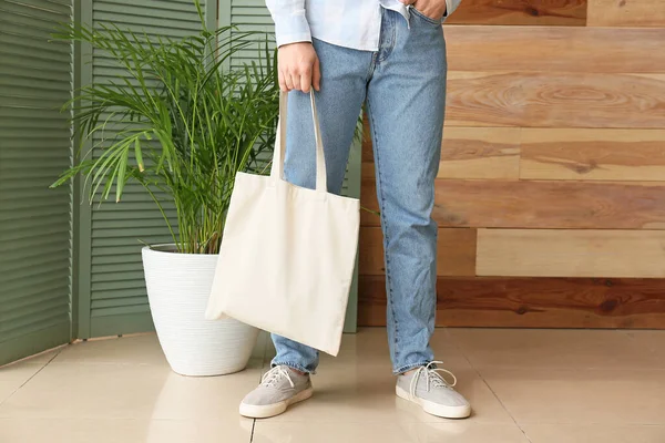 Giovane Con Eco Bag Casa — Foto Stock