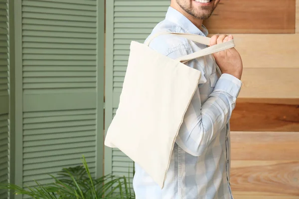 Junger Mann Mit Ökotasche Hause — Stockfoto