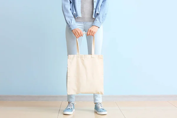 Mujer Joven Con Bolsa Ecológica Contra Pared Color — Foto de Stock