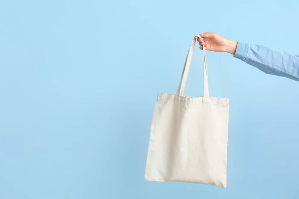 Mano Femenina Con Bolsa Ecológica Sobre Fondo Color —  Fotos de Stock