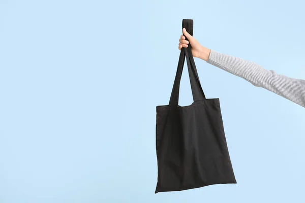 Mano Femenina Con Bolsa Ecológica Sobre Fondo Color — Foto de Stock