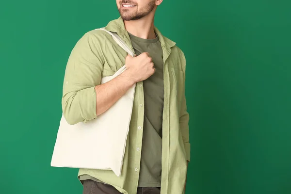 Joven Con Bolsa Ecológica Sobre Fondo Color — Foto de Stock