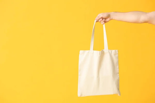 Mano Masculina Con Bolsa Ecológica Sobre Fondo Color —  Fotos de Stock