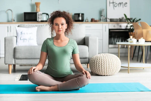 Young Pregnant Woman Practicing Yoga Home — Stock Photo, Image