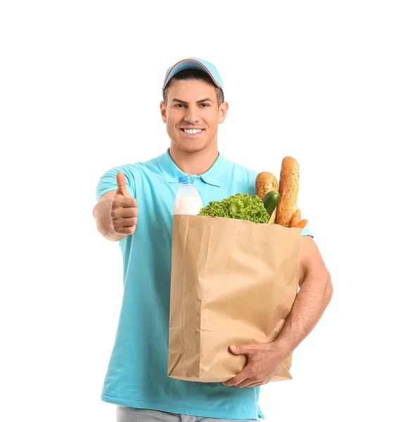 白い背景に親指アップジェスチャーを示す袋の中の食品と配達人 — ストック写真