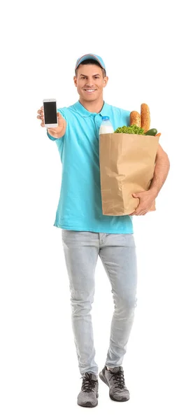 Paketinde Yiyecek Beyaz Arka Planda Cep Telefonu Olan Teslimatçı — Stok fotoğraf