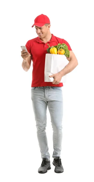 Paketinde Yiyecek Beyaz Arka Planda Cep Telefonu Olan Teslimatçı — Stok fotoğraf