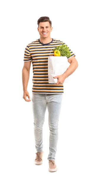 Junger Mann Hält Tasche Mit Lebensmitteln Auf Weißem Hintergrund — Stockfoto