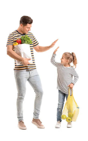 Pai Feliz Filha Com Comida Sacos Fundo Branco — Fotografia de Stock