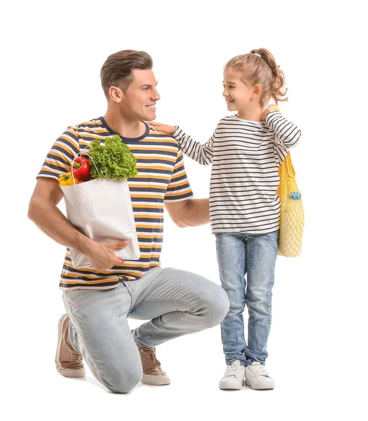 父亲和女儿 背景为白色 袋子里有食物 — 图库照片