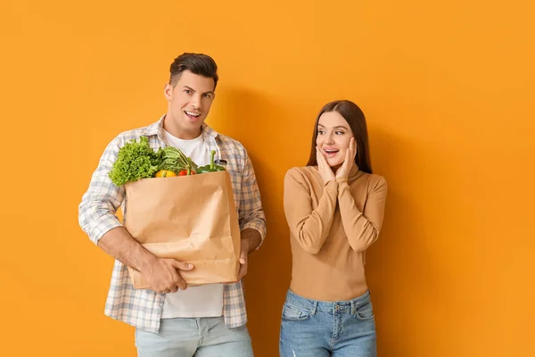 Paar Mit Essen Tüte Auf Farbigem Hintergrund — Stockfoto