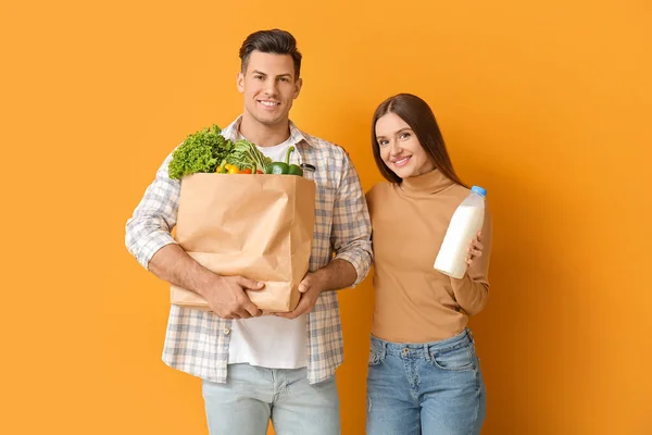 Casal Com Comida Saco Fundo Cor — Fotografia de Stock