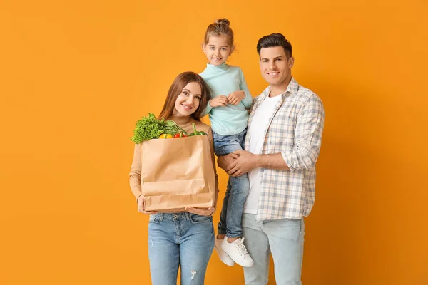 Familj Med Mat Väska Färg Bakgrund — Stockfoto